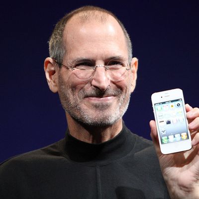 steve jobs holding iphone 4